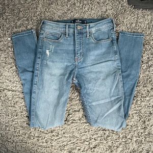 hollister high waisted skinny jeans!